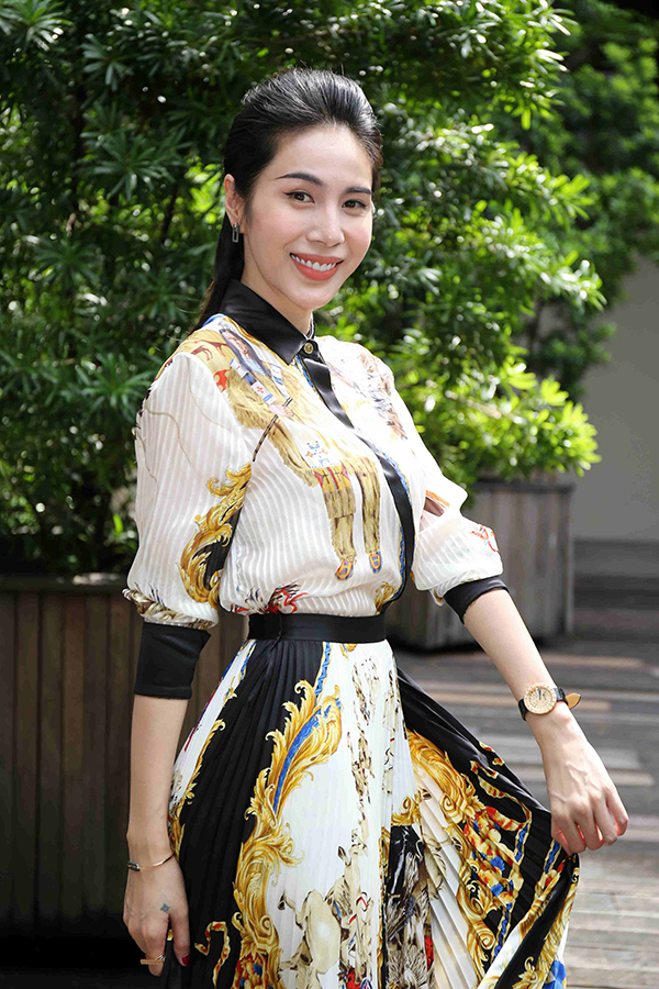 Thuỷ Tiên mặc set trang phục hơn một tỷ đồng sánh vai chồng